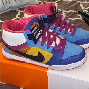 Very Trendy Nike Sneakers!